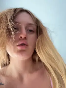 Snapshot of madlynginger chatting on 12.22.25 madlynginger online show from 12.22.25