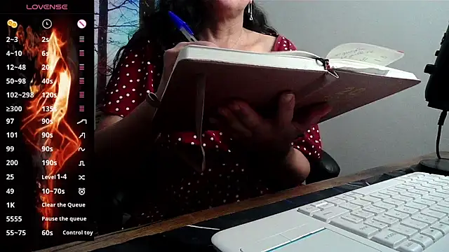 Snapshot of Whisperingfire chatting on 06.12.26 Whisperingfire online show from 06.12.26