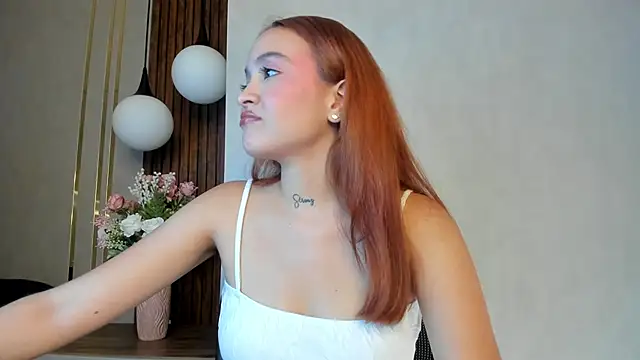 Snapshot of AliceHills_ chatting on 12.05.25 AliceHills online show from 12.05.25