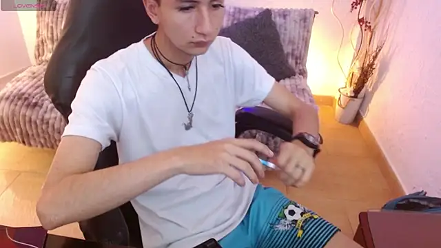 Snapshot of AngelRonson_ chatting on 12.01.25 AngelRonson online show from 12.01.25