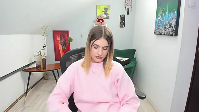 Snapshot of SarahOwenn chatting on 12.02.25 SarahOwenn online show from 12.02.25