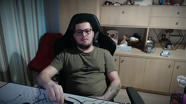 Snapshot of kevinnlovelly chatting on 12.16.25 kevinnlovelly online show from 12.16.25