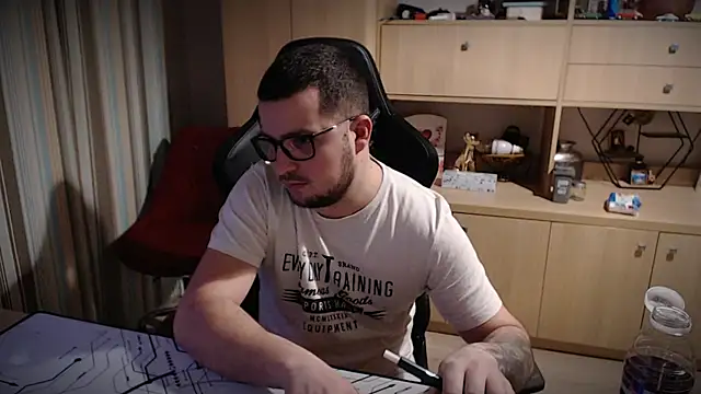 Snapshot of kevinnlovelly chatting on 12.18.25 kevinnlovelly online show from 12.18.25