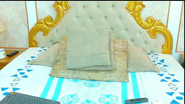 Snapshot of ScarletBenson chatting on 12.04.25 ScarletBenson online show from 12.04.25