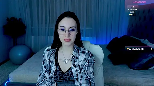 Snapshot of Miss__Linn chatting on 12.04.25 Miss Linn online show from 12.04.25