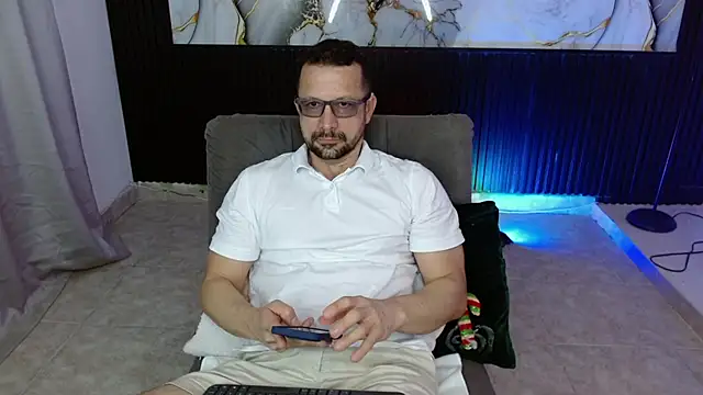 Snapshot of robert_poison1 chatting on 12.05.25 robert poison1 online show from 12.05.25