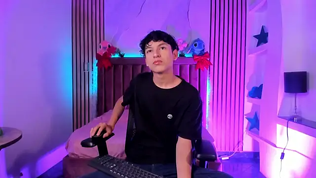 Snapshot of SthepanodiMonaco chatting on 12.15.25 SthepanodiMonaco online show from 12.15.25