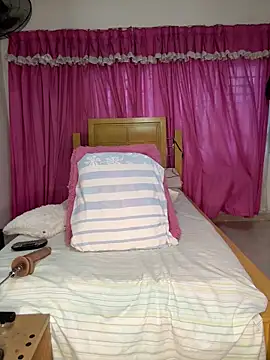 Snapshot of xyarela_Hot chatting on 12.15.25 xyarela Hot online show from 12.15.25