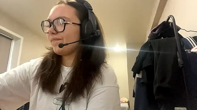 Snapshot of KerriMcbreen chatting on 12.04.25 KerriMcbreen online show from 12.04.25