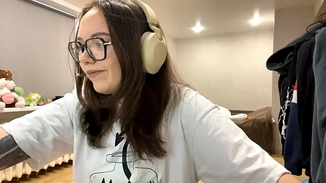 Snapshot of KerriMcbreen chatting on 12.15.25 KerriMcbreen online show from 12.15.25