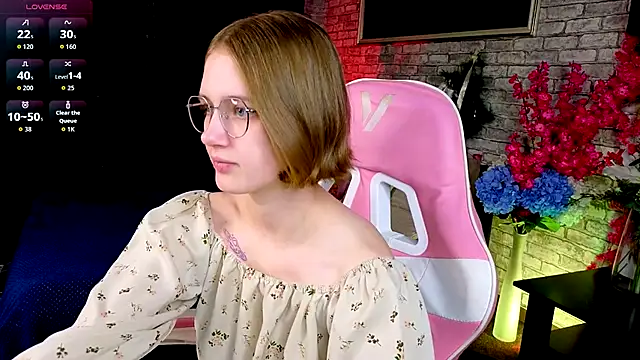 Mia Mooore online show from 12.22.25