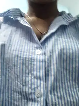 Snapshot of Isha_Liha chatting on 11.28.25 Isha Liha online show from 11.28.25