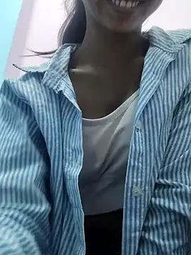 Snapshot of Isha_Liha chatting on 12.16.25 Isha Liha online show from 12.16.25