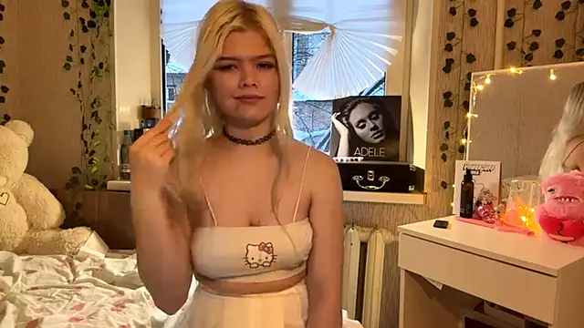 Snapshot of LouannHamad chatting on 12.16.25 LouannHamad online show from 12.16.25