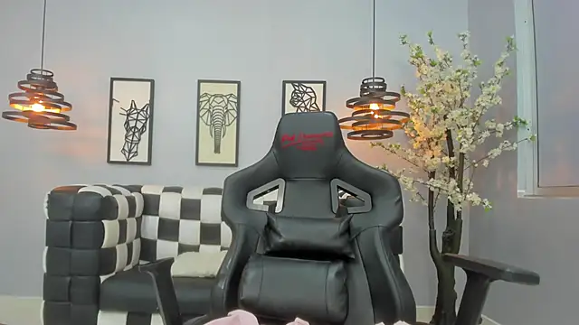 Snapshot of SofiCuutee chatting on 12.13.25 SofiCuutee online show from 12.13.25