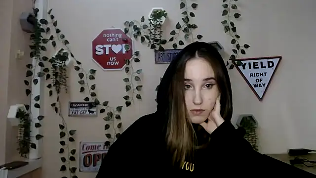 Snapshot of Moon__Lily chatting on 12.01.25 Moon Lily online show from 12.01.25