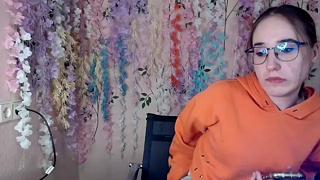 Snapshot of Moon__Lily chatting on 12.02.25 Moon Lily online show from 12.02.25