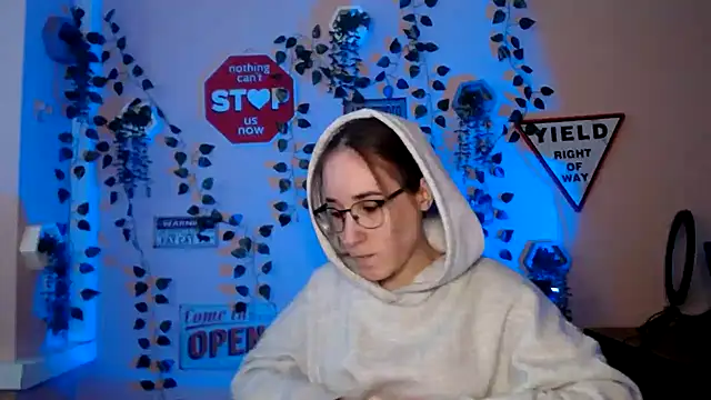 Snapshot of Moon__Lily chatting on 12.05.25 Moon Lily online show from 12.05.25