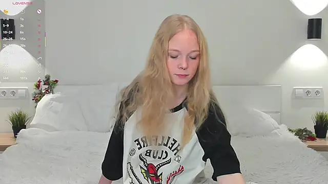 Snapshot of GhisllaineWestler chatting on 12.16.25 GhisllaineWestler online show from 12.16.25