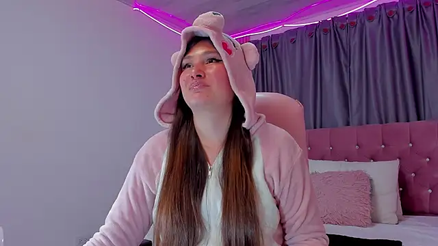 Snapshot of AngieG02_ chatting on 12.16.25 AngieG02 online show from 12.16.25