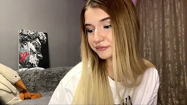 Snapshot of VikkiWittel chatting on 12.04.25 VikkiWittel online show from 12.04.25