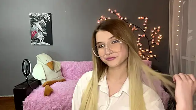 Snapshot of VikkiWittel chatting on 12.14.25 VikkiWittel online show from 12.14.25