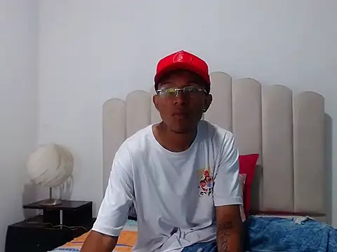 Snapshot of BobbyHot_4u chatting on 12.01.25 BobbyHot 4u online show from 12.01.25