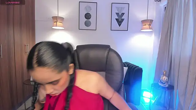 Snapshot of alana_martiins chatting on 12.21.25 alana martiins online show from 12.21.25