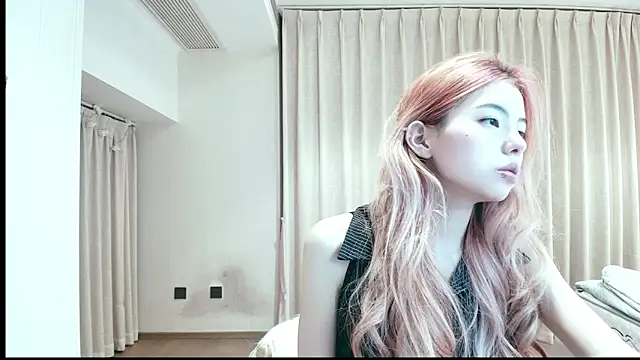 Snapshot of YOUyou-666 chatting on 12.20.25 YOUyou-666 online show from 12.20.25