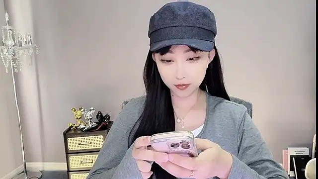 Snapshot of Miahave chatting on 12.16.25 Miahave online show from 12.16.25