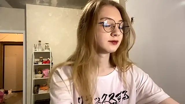 Snapshot of MargyDejong chatting on 12.04.25 MargyDejong online show from 12.04.25