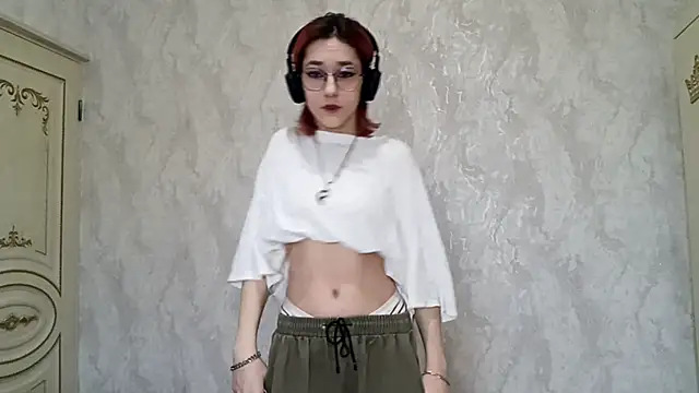 Snapshot of LinaWatter chatting on 12.05.25 LinaWatter online show from 12.05.25