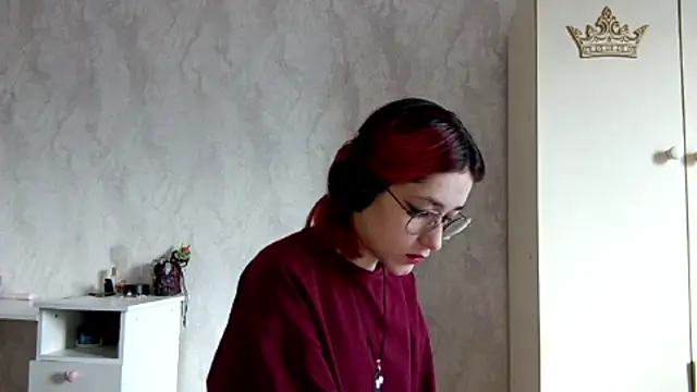 Snapshot of LinaWatter chatting on 12.16.25 LinaWatter online show from 12.16.25