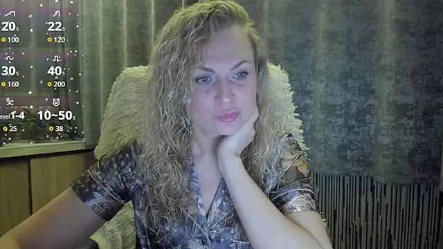 Snapshot of LanaLight_x chatting on 12.15.25 LanaLight x online show from 12.15.25