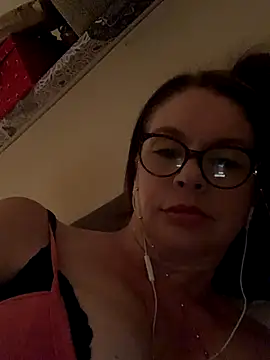 Snapshot of CherryCe chatting on 11.30.25 CherryCe online show from 11.30.25