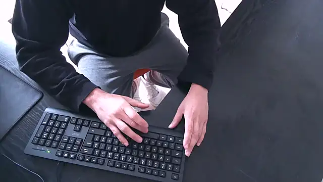 Snapshot of TRESBONNEBITE chatting on 12.18.25 TRESBONNEBITE online show from 12.18.25