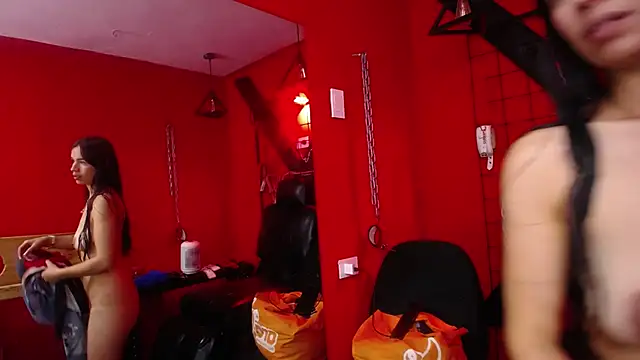 Snapshot of painwithoutpity chatting on 12.04.25 painwithoutpity online show from 12.04.25