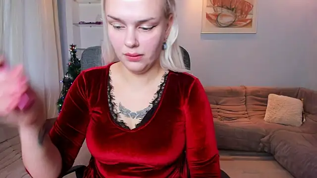 Snapshot of KamillaJei chatting on 12.04.25 KamillaJei online show from 12.04.25