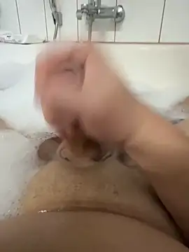 Snapshot of en93000 chatting on 12.21.25 en93000 online show from 12.21.25