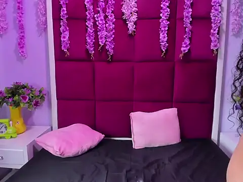 Snapshot of LuciannaDavis chatting on 12.05.25 LuciannaDavis online show from 12.05.25