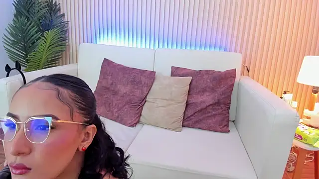 Snapshot of Samantha_luv_ chatting on 12.16.25 Samantha luv online show from 12.16.25