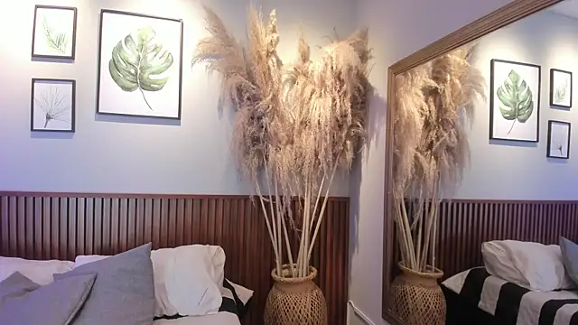 Snapshot of MIAROGGERSS chatting on 12.14.25 MIAROGGERSS online show from 12.14.25