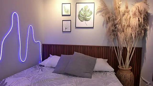 Snapshot of MIAROGGERSS chatting on 12.16.25 MIAROGGERSS online show from 12.16.25