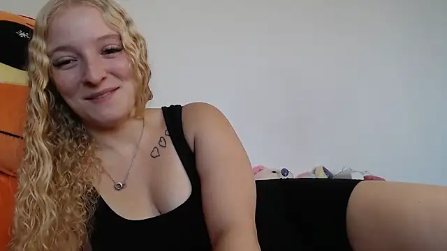 Snapshot of Sophie_cute06 chatting on 12.15.25 Sophie cute06 online show from 12.15.25