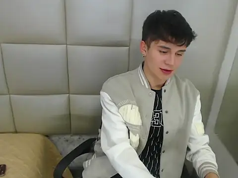 Snapshot of JuanGomm chatting on 12.16.25 JuanGomm online show from 12.16.25