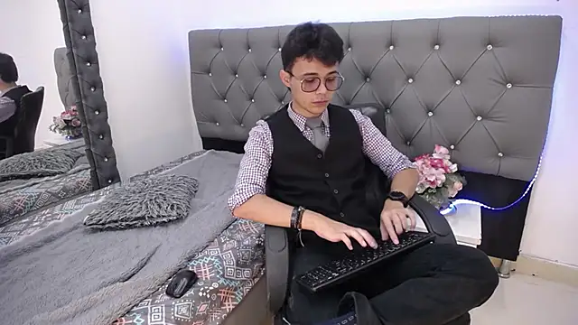 Snapshot of Jules_Silver02 chatting on 12.04.25 Jules Silver02 online show from 12.04.25