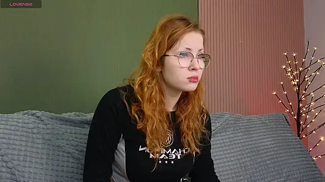 Snapshot of Sofie_Burn chatting on 12.15.25 Sofie Burn online show from 12.15.25