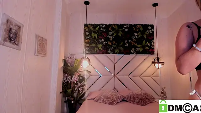 Snapshot of Lolaliips chatting on 12.15.25 Lolaliips online show from 12.15.25