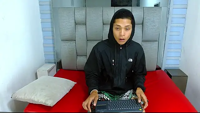 Snapshot of Axel_Marcu chatting on 12.05.25 Axel Marcu online show from 12.05.25