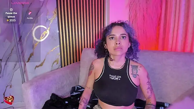 Snapshot of velvet_ari chatting on 12.16.25 velvet ari online show from 12.16.25